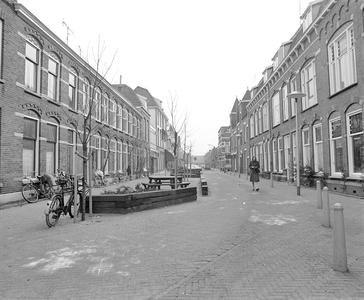 858891 Gezicht in de Hendrick de Keijserstraat te Utrecht, vanaf de Rembrandtkade.